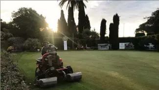  ?? (Photo DR) ?? Comme partout dans les golfs du Var et des Alpes-Maritimes (ici au golf de Valescure), les jardiniers ont continué d’entretenir les parcours avant une éventuelle réouvertur­e.