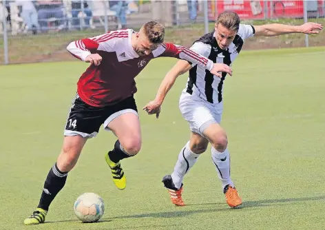  ?? RP-FOTO: OLAF STASCHIK ?? Jannik Weber (links) setzte sich nach einem präzisen Pass aus dem Mittelfeld im Strafraum durch und traf zum 2:0.