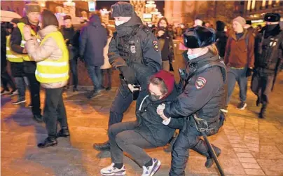  ?? KIRILL KUDRYAVTSE­V/GETTY-AFP ?? Moscow police officers detain a woman Thursday during a protest against Russia’s invasion of Ukraine.