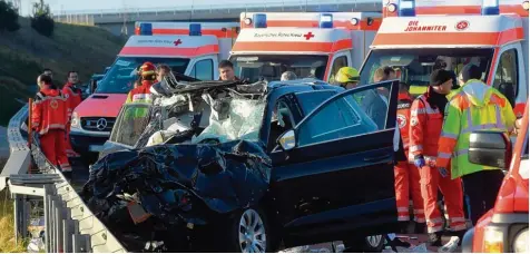  ?? Foto: Bernhard Weizenegge­r ?? Bei einem Unfall auf der A8 ist ein Mensch getötet worden. Ein weiterer Mann im Auto wurde schwer verletzt.