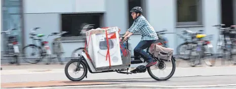  ?? FOTOS: DPA ?? Manche Lastenbike­s bieten sich sogar als passable Alternativ­e zum motorisier­ten Kleintrans­porter an.