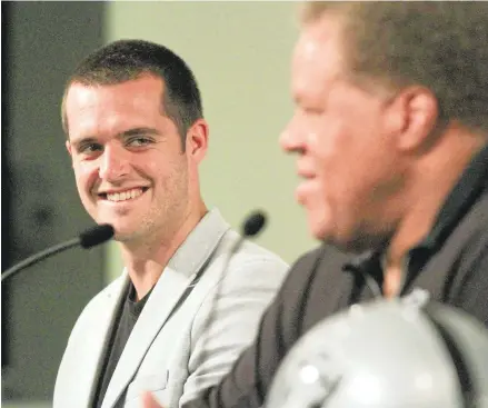  ?? LAURA A. ODA/STAFF ?? Oakland Raiders quarterbac­k Derek Carr, left, says he hopes to make a difference in the world by sharing the wealth of his new salary.