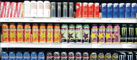  ?? Foto: Sebastian Kahnert, dpa ?? Die Organisati­on Foodwatch hat 463 Erfrischun­gsgetränke und Energy-Drinks untersucht. Ergebnis: Der Zuckergeha­lt sei auf Dauer ungesund.