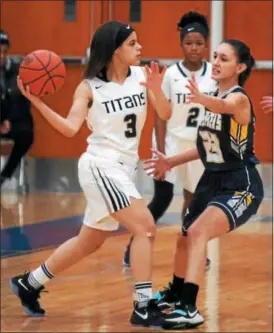  ?? RANDY MEYERS — THE MORNING JOURNAL ?? Normajanae Bohannon of Lorain looks to pass and is pressured by Hailey MacGregor of North Ridgeville during the first quarter.