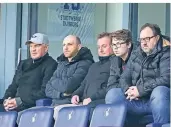  ?? FOTO: REVIERFOTO ?? Gäste beim KFC-Spiel gegen Würzburg: Stefan Effenberg (ganz links) und Mikhail Ponomarev (ganz rechts).