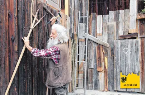  ?? FOTO: THEATER ?? Sechs Häuschen haben die Kulissenba­uer im Stillen Winkel hinter dem Dorfstadel errichtet. Argenbühl