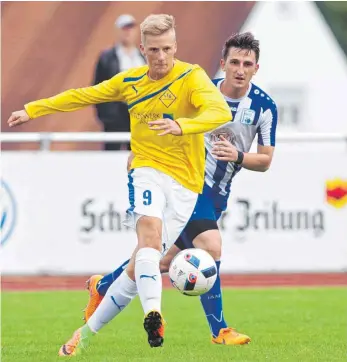  ?? FOTO: GUENTER KRAM ?? Stürmer Sascha Hohmann und der VfB Friedrichs­hafen sind in Eschach gefordert.