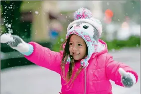  ?? STEPHEN B. MORTON/AP PHOTO ?? Sydney Freed, 4, of Orlando, Fla., throws one of her first snowballs at her father Wednesday in Savannah, Ga.