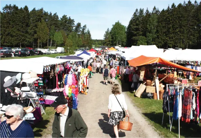  ?? Bild: THOMAS BENNELIND ?? VÄLBESÖKT MARKNAD. Tusentals människor hade tagit sig till den årliga marknaden i Rabbalshed­e.