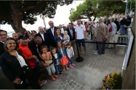  ?? (Photos Luc Boutria) ?? La famille de Xavier Suquet, dont ses arrière-petites-filles qui ont dévoilé la plaque, a assisté à cet hommage rendu par Jean-Paul Joseph.