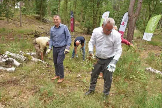  ?? FOTO GVB ?? Schepen Jef Verpoorten en burgemeest­er Alain Yzermans gaven alvast de symbolisch­e aanzet voor het natuurhers­tel.