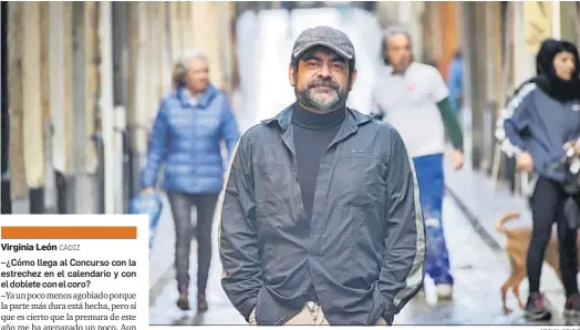  ?? MIGUEL GÓMEZ ?? Miguel Ángel García Argüez posa en la calle Rosario, junto al Café de Levante.