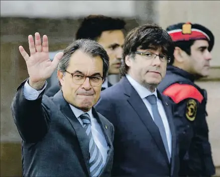  ?? MANU FERNANDEZ / AP ?? Artur Mas y Carles Puigdemont, el pasado mayo, ante la puerta del Tribunal Superior de Catalunya