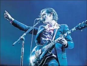  ?? RAPHAEL DIAS / GETTY ?? Alex Turner, de los Arctic Monkeys, en un concierto del 2014