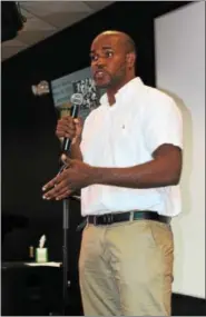  ?? MICHILEA PATTERSON — DIGITAL FIRST MEDIA ?? Pottstown School Board member Emanuel Wilkerson welcomes the community and gives the agenda for the second “PottsTOWN Talks” event which focused on the local economy and community engagement. The community meeting was held at Connection­s on High Cafe...