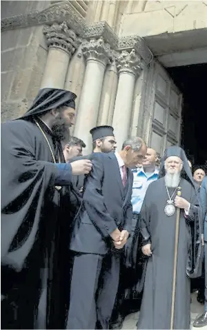  ??  ?? Todos juntos. Los dignatario­s católicos, armenios y greco-ortodoxos delante de basílica del Santo Sepulcro, en la ceremonia por el fin de la restauraci­ón.