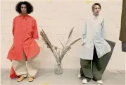  ??  ?? JW Anderson. Forme geometrich­e, volumi giganti e tante pennellate di colore