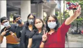  ?? BACHCHAN KUMAR/ HT PHOTO ?? ICSE students celebrate after checking their results at Kopar Khairane, in Navi Mumbai on Saturday.