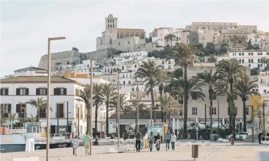  ?? Fotos: Clementine Kügler/Rathaus Eivissa ?? Die Welterbe-Altstadt Dalt Vila erstreckt sich oberhalb des Hafens.