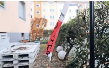 ?? FOTO: DANIEL KARMANN/DPA ?? Ein Stück Polizei-Absperrban­d hängt an einem der drei Tatorte im Nürnberger Stadtteil St. Johannis. Dort wurden drei Frauen mit einem Messer attackiert.