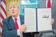  ?? AP FILE ?? Donald Trump holds up the executive order he signed to end family separation­s at the US border.