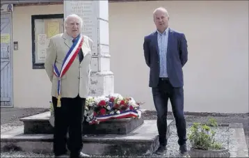  ??  ?? Simon BAVARD, maire sortant, et Jean Pierre SAINT GERMES, nouveau maire lors de la cérémonie du 8 mai 2020