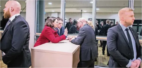  ??  ?? Andrea Nahles, Vorsitzend­e der SPD-Fraktion im Bundestag, SPD-Landeschef Michael Groschek und der Parteivors­itzende Martin Schulz (v.l.) am Montag in Dortmund bei der Versammlun­g der Delegierte­n des SPD-Parteitags.