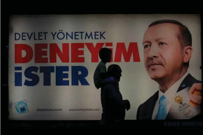  ?? HUSEYIN ALDEMIR/AP/NTB SCANPIX ?? Tyrkias stadig mer autoritaer­e leder, Recep Tayip Erdogan, får etter alt å dømme befestet sin makt fram til 2023 i valget 24. juni.