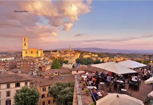  ??  ?? Panorámica de Perugia al atardecer en la que destaca, a la izquierda de la imagen, la basílica de San Domenico.