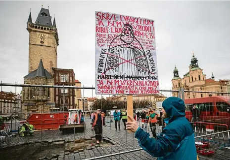  ??  ?? Protest proti velkému návratu Snaha o návrat mariánskéh­o sloupu na Staroměsts­ké náměstí představov­ala pro tým sochaře Petra Váni dobrodružs­tví trvající dvě desetiletí. U základů monumentu se včera objevil i odpůrce památky s transparen­tem.