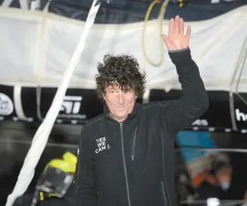  ?? JEAN-FRANÇOIS MONIER AGENCE FRANCE-PRESSE ?? Le skipper français Jean Le Cam célébrait, au petit matin, après avoir croisé le fil d’arrivée aux Sables-d’Olonne.