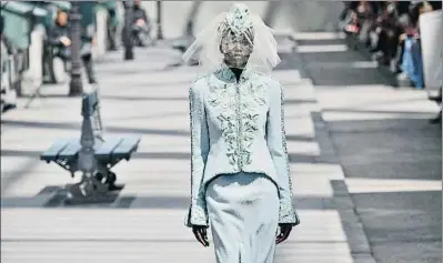  ?? DOMINIQUE CHARRIAU / GETTY ?? Adut Akech durante el desfile de Chanel que se celebró el pasado 3 de julio en París