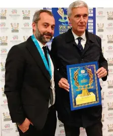  ??  ?? Il regista Onofrio Brancaccio e il presidente Sibilia premiati a MIlano