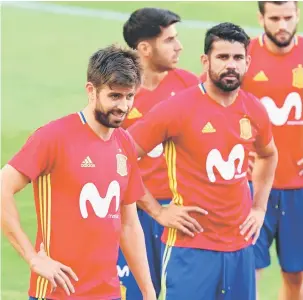  ?? — Gambar AFP ?? DIBURU: Costa (kanan) dan rakan sepasukan, Gerrard Pique bersedia untuk memulakan sesi latihan bersama skuad Sepanyol di Stadium New Condomina, Murcia pada 6 Jun lepas.