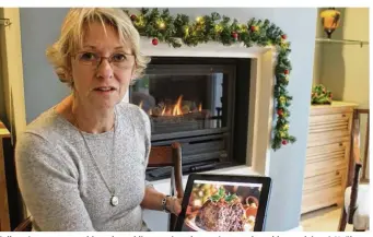 ??  ?? Sally présente sur sa tablette le pudding servi en dessert à toutes les tables anglaises à Noël.