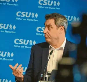  ?? Fotos: Michael Kappeler und Peter Kneffel, dpa ?? Fernduell um die Kanzlerkan­didatur der Union: Am Montag äußerten sich sowohl CDU‰Vorsitzend­er Armin Laschet (links) als auch CSU‰Chef Markus Söder.