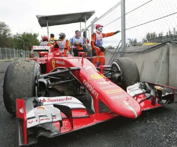  ??  ?? La Ferrari di Kimi Raikkonen in attesa di essere riportata ai box dopo il problema che l’ha fermata nelle prove libere