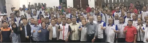  ??  ?? (From sixth left, front row) Henry, Syed Mohammad Fauzi, Abdul Baderi and others join the community leaders for a photo call at the end of the dialogue.