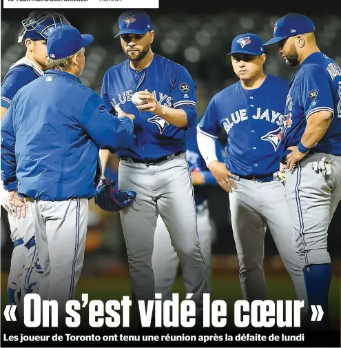  ?? PHOTO AFP ?? Le gérant des Jays John Gibbons retirant le lanceur Jaime Garcia en 8e manche, lundi, dans la défaite de 10-1 aux mains des Athletics.