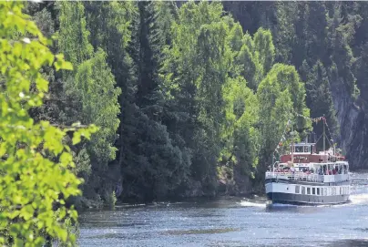  ?? FOTO: BERND F. MEIER ?? An dichten Wäldern vorbei steuert die MS „Victoria“auf die Schleuse Eidsfoss zu.