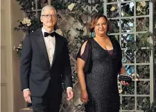  ?? (Ap) ?? Il ceo di Apple al tavolo presidenzi­ale
Al tavolo presidenzi­ale martedì sera c’erano anche Tim Cook e la vice di Apple Lisa Jackson. Da gennaio, quando Cook, che nel 2016 sostenne Hillary, annunciò il rientro degli investimen­ti negli Usa, il numero...