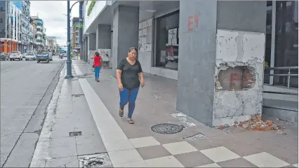  ?? EXPRESO ?? Machala. Dos mujeres pasan al pie del edificio de la Prefectura de El Oro, aún afectado por el sismo de 2023.