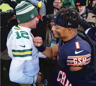  ?? MICHAEL REAVES/GETTY IMAGES ?? It’s possible that Wisconsini­tes are tiring of Aaron Rodgers (left, with Fields).