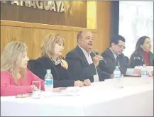  ??  ?? Nathalie Bodas, Ofelia Yegros, Gustavo Volpe, Marcelo Duarte y Sandra Otazú (de izq. a der.), ayer en la UIP.