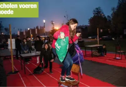  ?? FOTO SVEN DILLEN ?? Behoorlijk enthousias­t baanden de leerlingen van het Sint-Franciscus­college zich een weg door de hinderniss­en.