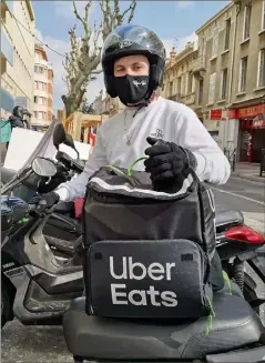  ??  ?? Marco parvient à vivre de ses courses en trav aillant six jours sur sept à Hyères. Mais caresse un autre rêve : éditer un jeu de société.