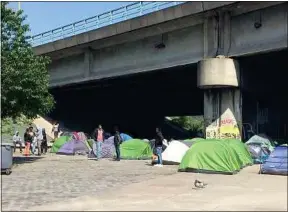  ??  ?? Le camp du Millénaire accueille 1600 des 2400 migrants de la capitale.