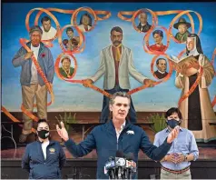  ??  ?? el gobernador de California, Gavin Newsom al centro, con la asembleíst­a Wendy Carrillo, del distrito 51, a la izquierda, y el concejal de la ciudad de Los Ángeles, Kevin de Leon, a la derecha