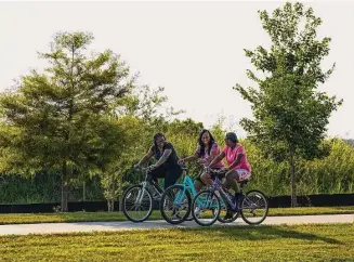  ?? Raquel Natalicchi­o/Staff photograph­er ?? Candice Brown and her daughters, Iyanna and Saniyah, exercise together on a regular basis. Brown says her children have become more interested in healthful eating, too.