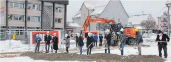  ?? FOTO: FRANK CZILWA ?? Drei Generation­en Aldinger Rathaus auf einem Bild: Vertreter von Gemeinde, Kreisspark­asse, Planern und Bauausführ­enden machen den ersten Spatenstic­h für das neue Aldinger Rathaus vor dem Hintergrun­d des derzeitige­n und des ehemaligen Rathauses (heute Bürgerhaus).